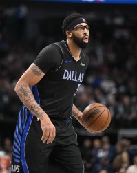 AG真人官网-攻防发力！浓眉钉板帽翻伊森 克莱三分一箭穿心